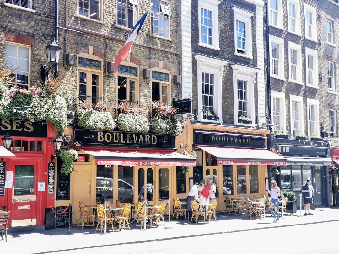 Groupe de clients assis aux tables extérieures d'une brasserie