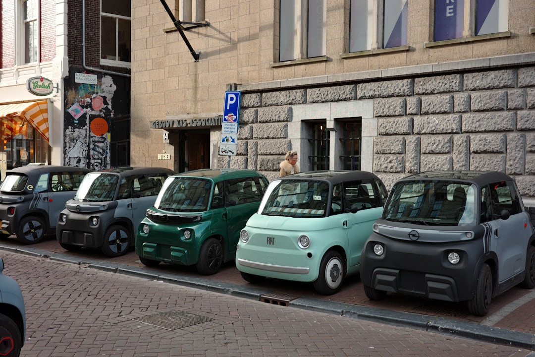 Plusieurs petites voitures Citroën Ami garées en rangée