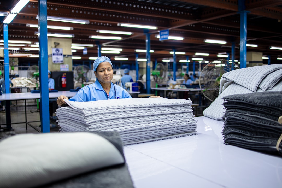 Ouvrière inspectant des tissus de matelas dans une usine de fabrication