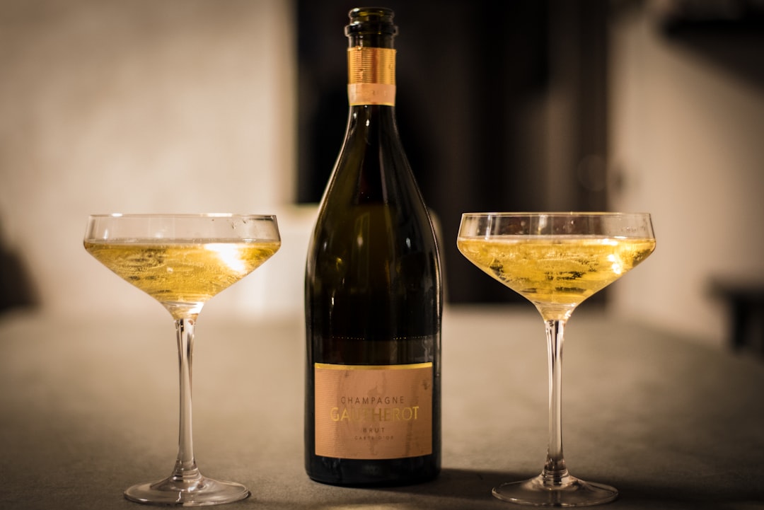 Bouteille de champagne personnalisé avec deux flûtes de champagne