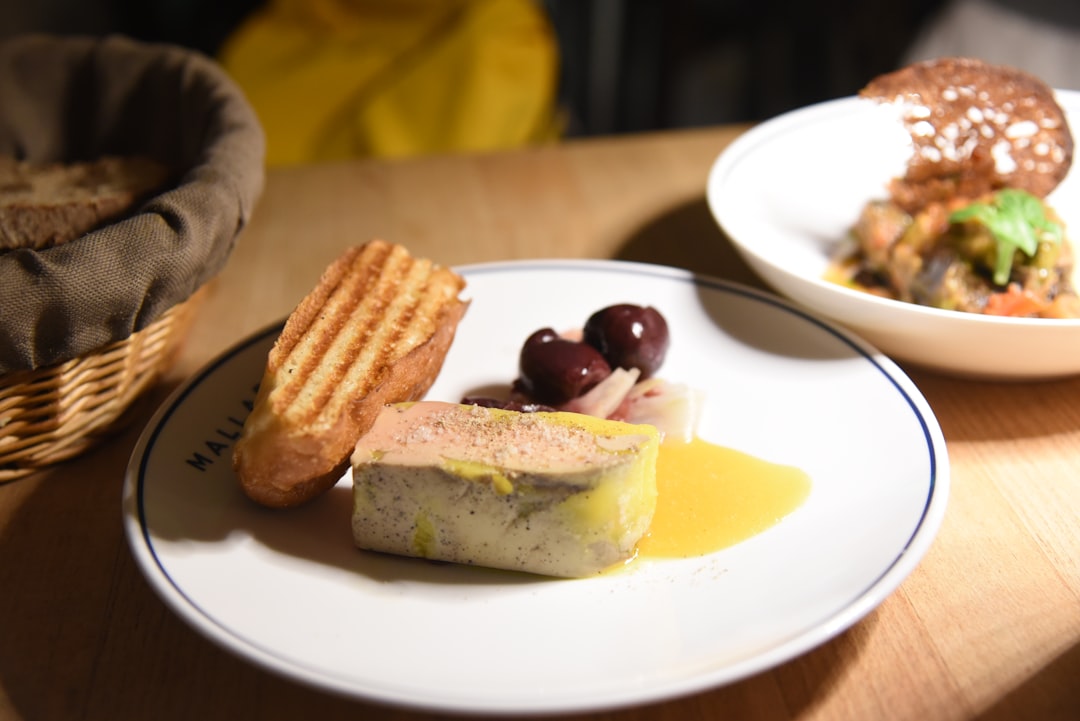 Foie gras accompagné de toast et olives, accords champagne gastronomiques