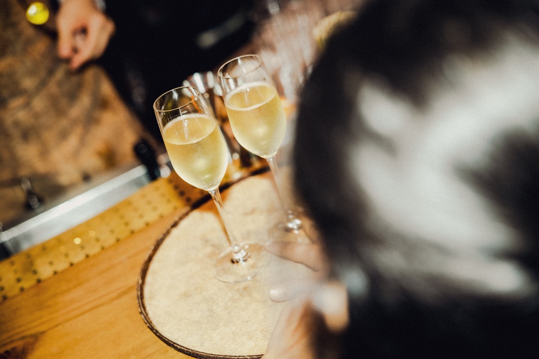 Deux verres de champagne sur une table pour célébrer un baptême