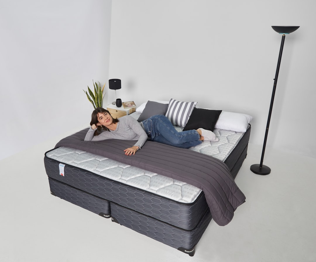 Femme détente matelas spacieux confortable avec plusieurs oreillers
