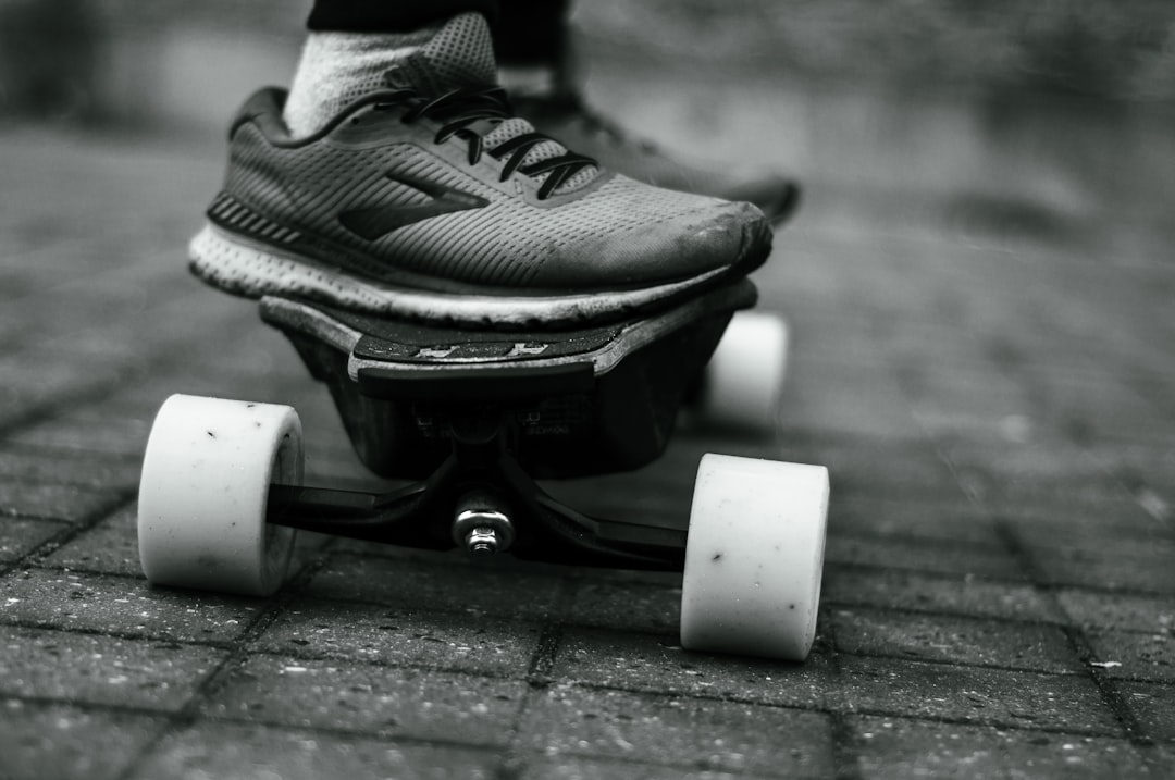 Personne pratiquant le skate électrique sans télécommande en descente