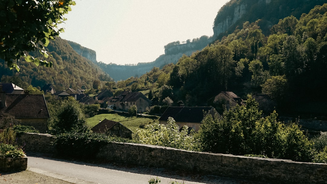Vue panoramique d'un village montagneux dans le Jura en été